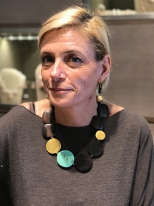 Sabrina indossa un girocollo di cialde in legno di cui una ricoperta in foglia d’oro ed una in resina turchese. Orecchini realizzati con filato in cotone cerato e sfera in legno dorato. Sono pezzi unici della collezione etnica di Cillabijoux ✨✨