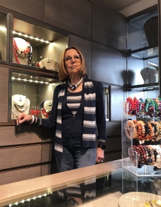  Cilla indossa uno dei nostri classici più amati, il collier nodo, in un accostamento cromatico chic e glamour: l’azzurro jeans si mixa con il bianco ed il tortora chiaro per un risultato luminoso e glamour. Bracciale a fascia nelle stesse nuance.