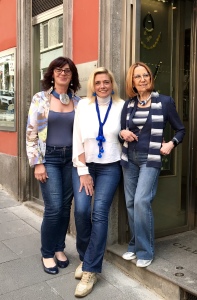 Sandra, Sabrina e Cilla indossano tre differenti creazioni a tema jeans: Sandra molto rock con la collana con il mascherone, Sabrina spiritosa con la sciarpina con maxi boulle in plexiglas, sofisticata Cilla con il collier nodo. Tre stili diversi, tre interpretazioni diverse di indossare il jeans 