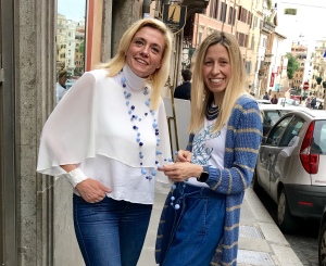 Sabrina e Raffy presentano nuove creazioni della collezione “jeans special Summer” Divertente e moderna la collana indossata da Sabrina: tante boulle nelle sfumature degli azzurri, dal celeste al delavè fino al blu, sono come sospese, grazie al gioco vedo non vedo creato dal filo in rubber tube trasparente.  Spiritosa da indossare extra long, la puoi girare anche due o tre volte per un look sempre diverso.