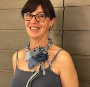 Originalissima la collana indossata da Sandra, con maxi fiori cuciti a mano su tubolare ricoperto con fettuccia di jeans. Bellissime le sfumature di colore che creano un bellissimo effetto cromatico. E' un pezzo unico di Cillabijoux