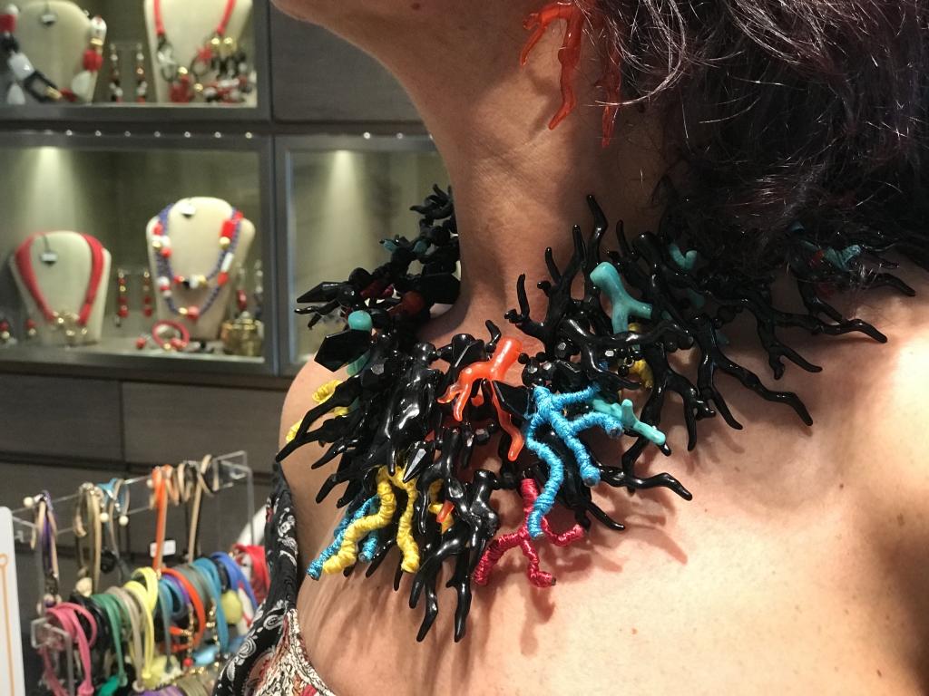 Tantissimi rami di corallo nero e multicolor in leggerissimo plexiglass per questa magnifica collana indossata da Sandra. Da notare la finissima lavorazione artigianale di alcuni rametti, interamente ricoperti a mano con filato di seta, per creare un gioco cromatico accattivante e luminoso. Straordinariamente appariscente, meravigliosamente colorata... incredibilmente leggera... è un pezzo unico Haute Couture di Cillabijoux.