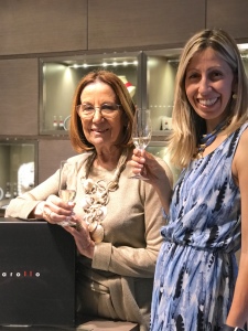 Cilla e Raffy degustano un ottimo spumante "Barollo"