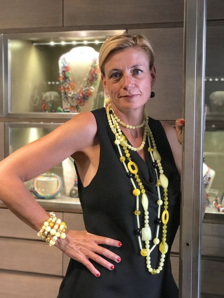 Sabrina indossa tanti bijoux mix & match di un vivace giallo brillante. Splendidi sull'abbronzatura, porteranno il sole sul tuo outfit estivo!