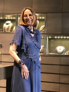 Bellissimo anche per l'estate il blu denim, qui indossato da Cilla, con pezzi mix & match da combinare a seconda del look. Girocollo con maxi boulle e bracciale a spirale, entrambi in plexiglas, accesi da brillanti dettagli gold. Sofisticati su un look da spiaggia, spiritosi sui jeans.