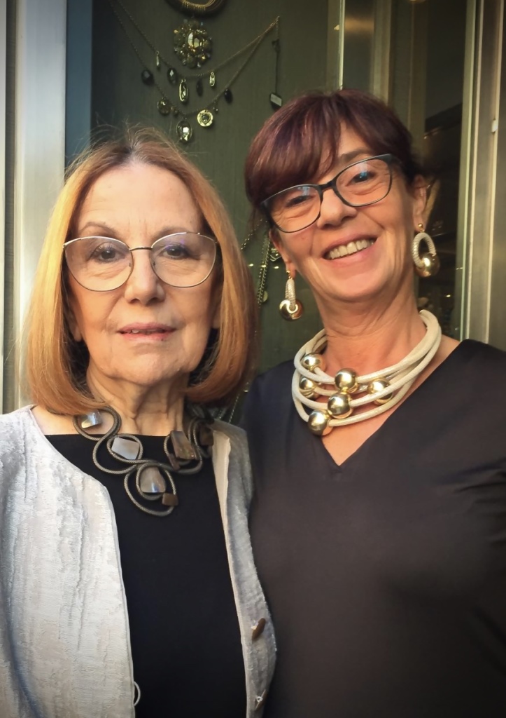 Cilla e Sandra indossano alcune delle nuove creazioni della collezione "Elegance Eternelle"