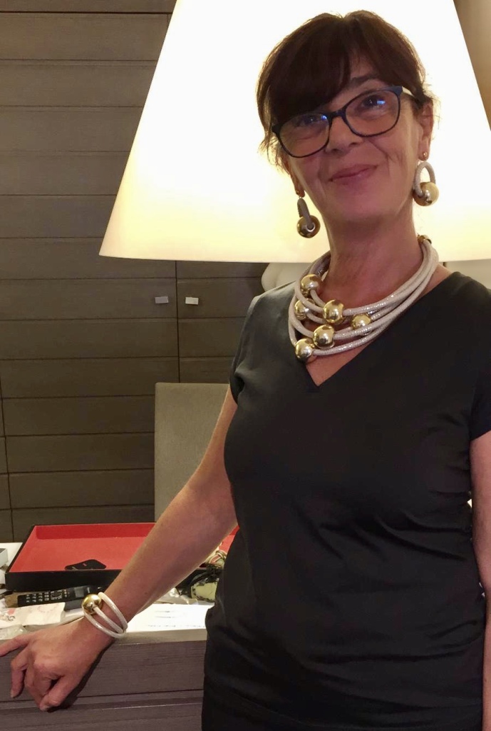 Sandra indossa una parure spiritosa e molto glamour della nuova collezione "Elegance Eternelle" Collier, orecchini e bracciale, realizzati a mano con filato in passamaneria beige chiarissimo e grandi boulle in plexiglas metallizzato dorato, dalla finitura extra lucida, per una luminosità eccezionale ✨✨✨ 