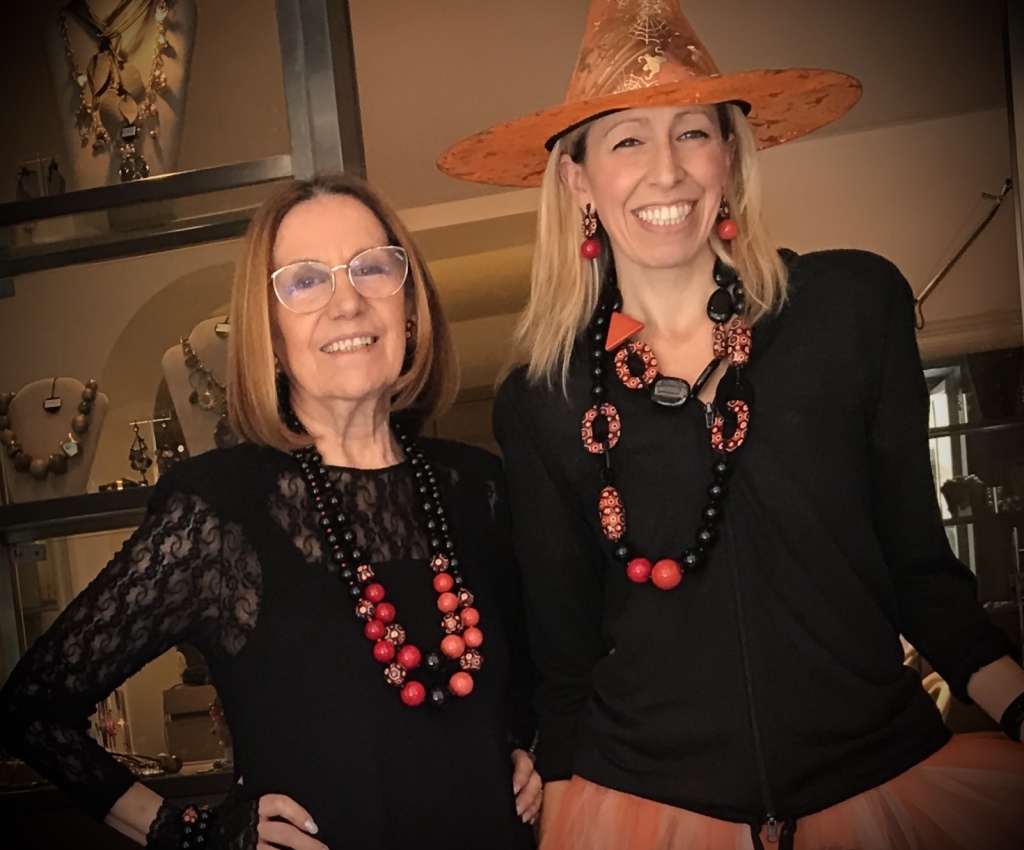 Cilla e Raffaella indossano i nuovissimi bijoux della Capsule Collection "Halloween 2019", vieni a provarli anche tu! Sono tutti pezzi unici di Cillabijoux 