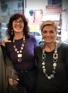 Sabrina e Sandra indossano due proposte della nuova collezione “Unconventional Grey”