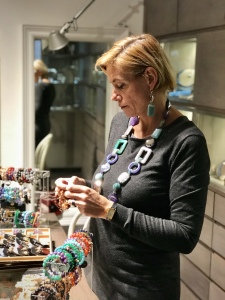 Sabrina indossa la collana elementi fantasia in plexiglas, una delle nostre creazioni più amate, nella inedita versione grigia con viola e verde marino. Orecchini in parure. Bijoux facili, originali e versatili, per i tuoi look da mattina a sera.