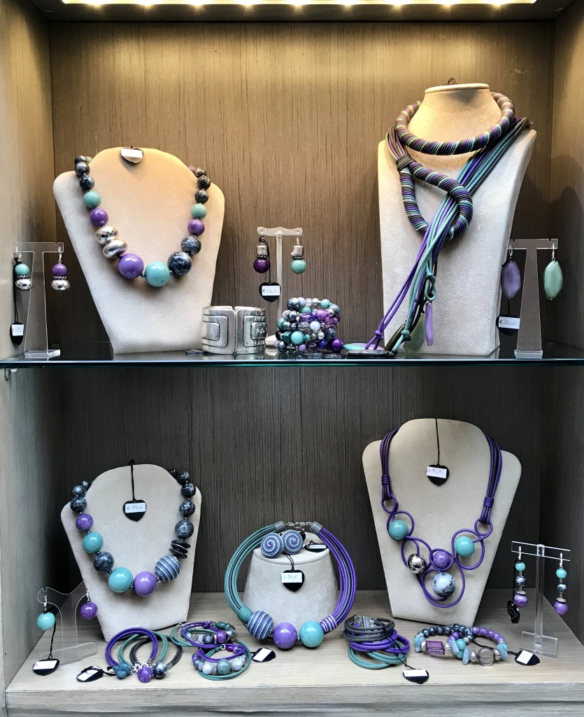 Una delle nostre vetrine “Unconventional Grey”  Base grigio con un tocco di viola e di verde marino, raffinatezza e originalità con un pizzico di mistero. Vieni a scoprire tutti i bijoux della collezione in negozio 