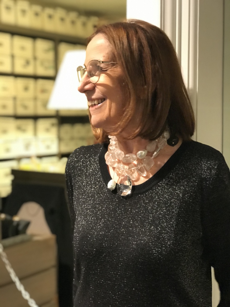 Cilla indossa una preziosa collana interamente realizzata a mano, con Cristalli di Rocca e Perle naturali. Un gioiello di straordinaria eleganza e luminosità, della collezione "Haute Couture" di Cillabijoux. La grandissima versatilità di questi non-colori, rende questo gioiello perfetto su tantissimi tipi di abiti. E' un pezzo unico.