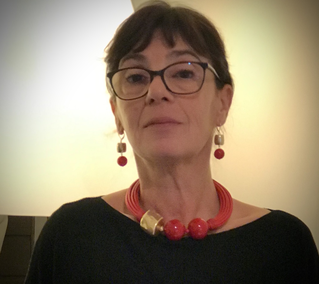 Sandra indossa un collier tubolare con sfere ed elemento fantasia metallizzato in una brillante nuance rosso vivo. - 11) Rosso -