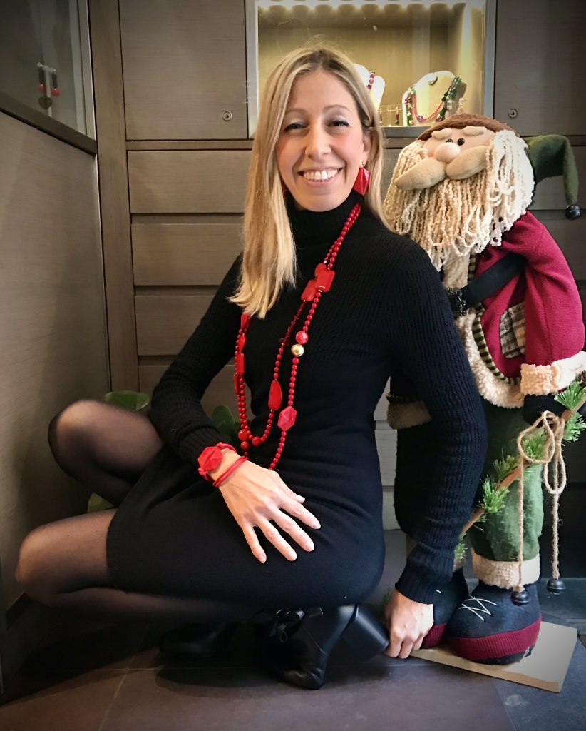 Raffy indossa alcuni bijoux della collezione "Christmas in Red", versatili ed easy to wear su tantissimi outfit. Perfetti durante le feste e non solo, questi bijoux daranno un tocco di vivacità e brio ai tuoi look, da mattina a sera. Scopri i pezzi mix & match della collezione: Due collane lunghe, da portare insieme o separate, anche da girare due volte per un effetto girocollo; orecchini di linea geometrica in plexiglas e bracciale da girare attorno al polso con lo stesso elemento.