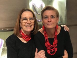 Cilla e Sabrina indossano le nuove creazioni della collezione "Christmas in Red" <3 Rosso totale, vivace e vibrante, per creazioni divertenti e originali, da indossare durante le feste e non solo... scopri la versatilità del rosso con i nostri bijoux.