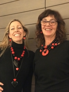 Raffy e Sandra indossano le nuove creazioni della collezione "Christmas in Red" <3 Bijoux divertenti, originali e appariscenti, in base nero con un tocco di rosso. Da indossare durante le feste e non solo... facili e versatili su tantissimi outfit da mattina a sera. 