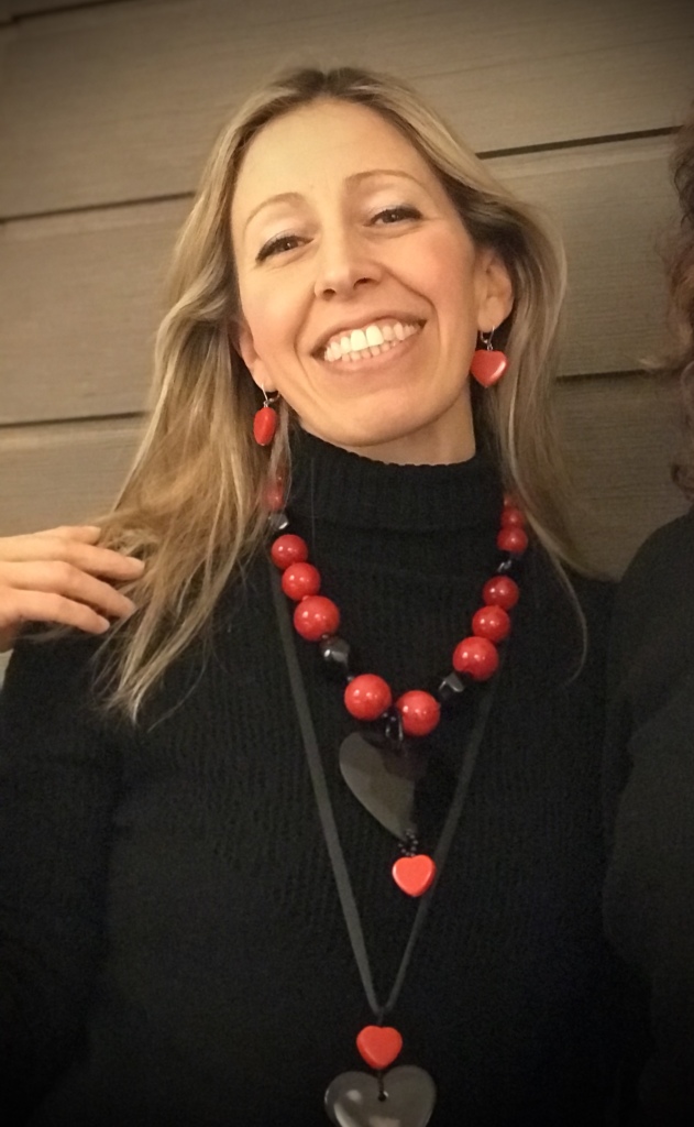 Raffy indossa spiritosi bijoux con i cuori nei toni del rosso e nero: Collana girocollo realizzata con boulle in plexiglas e maxi ciondolo a forma di cuore sfaccettato; Ciondolo lungo realizzato con fettuccia doppia in raso nero e ciondolo con doppio cuore in plexiglas, uno piccolo rosso e uno grande nero; Orecchini a forma di cuore rosso vivo. ❤️❤️❤️ 