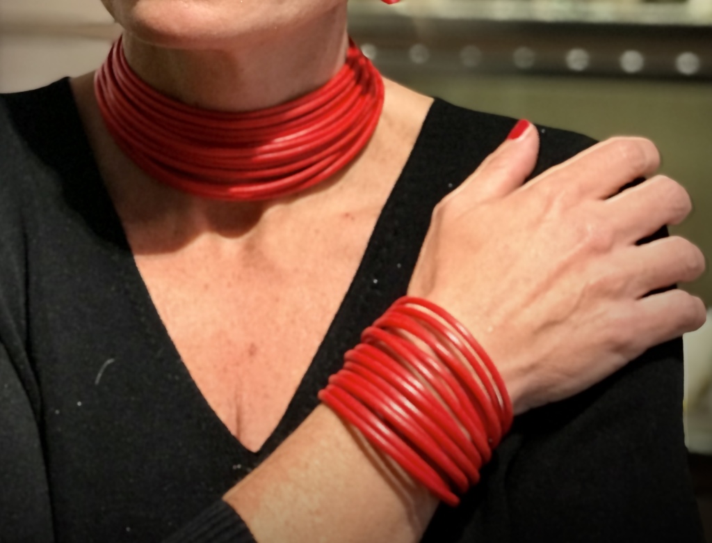 "Collier de chain a fascia" e "bracciale a fascia" nella vivace versione   11) Rosso