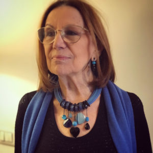 Cilla indossa un prezioso collier interamente realizzato a mano con filato in cotone cerato e pendenti in pietra dura. E' un pezzo unico di Cillabijoux