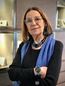 Cilla indossa una magnifica parure realizzata interamente a mano: collier, bracciale ed orecchini in jet nero e cristalli azzurri. ✨