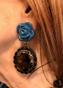 Femminili ed eleganti, gli orecchini con rosa laccata azzurra e pendente con pietre Jais nero incastonate. ✨