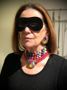 Cilla interpreta il Carnevale con originali creazioni multicolor dalla linea geometrica. Collier de chain a tre fili di boulle in plexiglas in vivaci nuance; collana girocollo con elemento centrale in plexiglas di forma pentagonale con particolare effetto pitonato; orecchini a bottone con lo stesso elemento della collana.