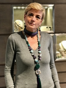 Sabrina indossa alcune delle nuove creazioni della collezione "Unconventional Grey". Di grande effetto la collana in pietra dura: ametiste, giade, calcedoni e quarzi creano un mix inedito ed accattivante che unisce versatilità ed originalità. Splendido il pendente centrale con nappa in tripolina di seta.