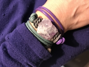 Da girare attorno al polso, il bellissimo bracciale realizzato a mano con filato in cotone cerato e centrale con grande ametista grezza. E' un pezzo unico di Cillabijoux.