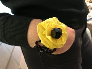 Dettaglio del bracciale indossato da Sandra: preziosa rete in cristallo di Boemia con grande fiore in tessuto. E' un pezzo unico della collezione Haute couture.
