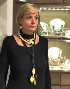 Sabrina indossa un collier de chain a fascia, il collier nodo e la collana a frusta. Tutti bijoux realizzati a mano con filato in cotone cerato nelle nuance del giallo e nero.
