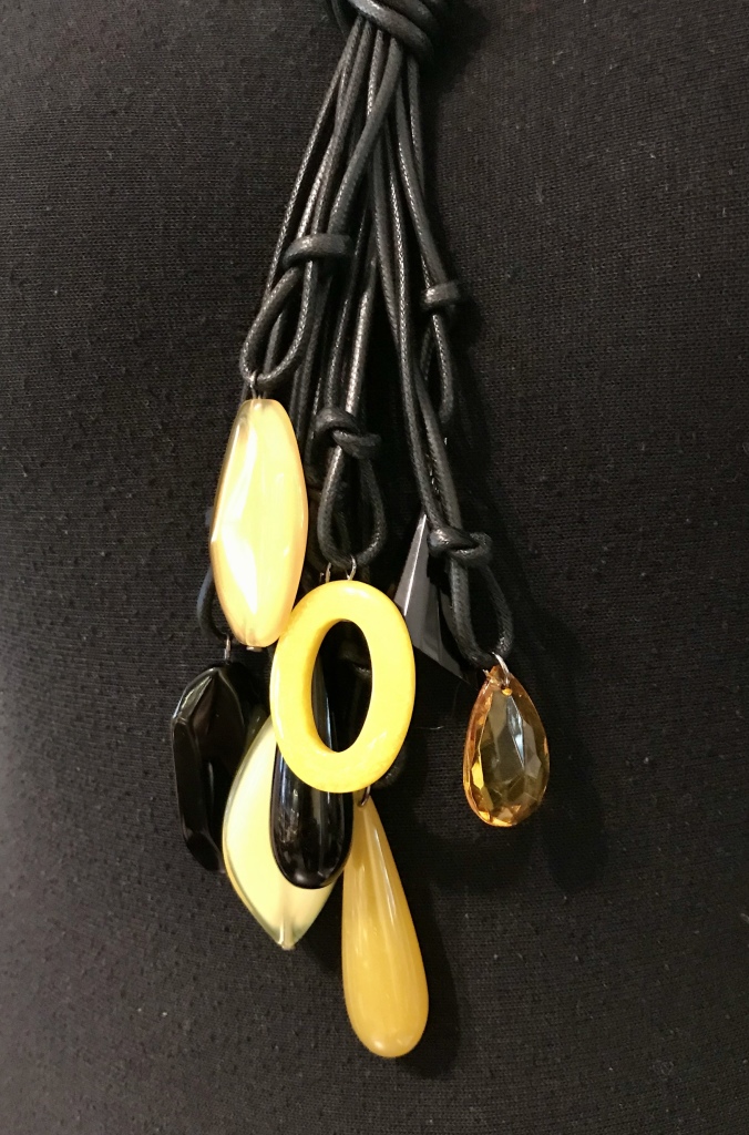 Dettaglio della "Collana a frusta con charms in plexiglas"  -  01/40) Nero/Giallo -