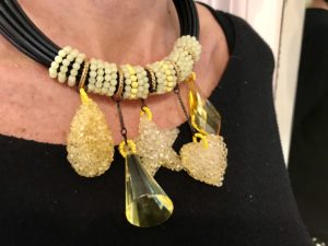 dettaglio della collana indossata da Sabrina.