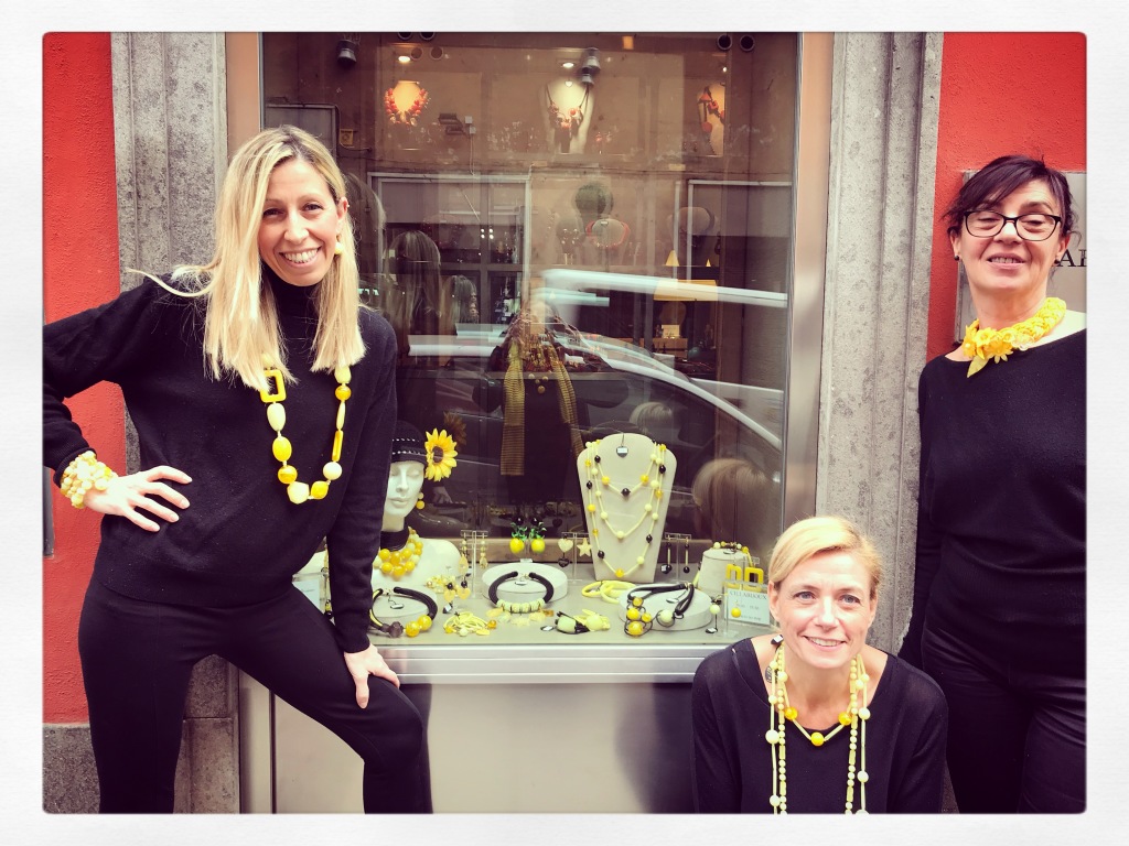 Raffy, Sabrina e Sandra con creazioni Cillabijoux in Total yellow!