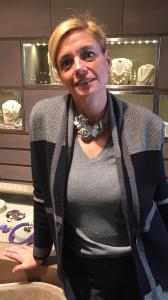 Anche Sabrina indossa un girocollo della nuova collezione, realizzato e cucito a mano con pietre dure, perle naturali, madreperle ed elementi in plexiglas metallizzato.