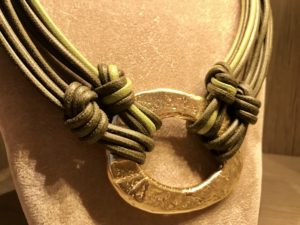 Girocollo con anello martellato  23) Verde militare  - particolare