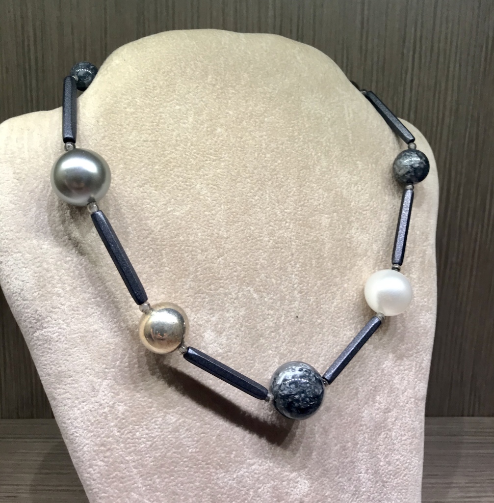 Girocollo sfere e cilindretti con perla/metal  07) Grigio