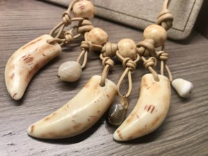 Collana "dentini avorio" - 3 pendenti  Particolare dei ciondoli 38) Avorio