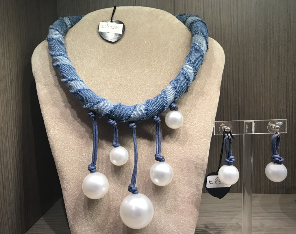 "Collana tubolare jeans con pendenti  boulle perla"  e "Orecchini boulle perla e filato"