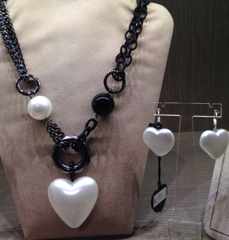 "Orecchini cuore di perla" abbinati ad una collana fantasia perla e nero.