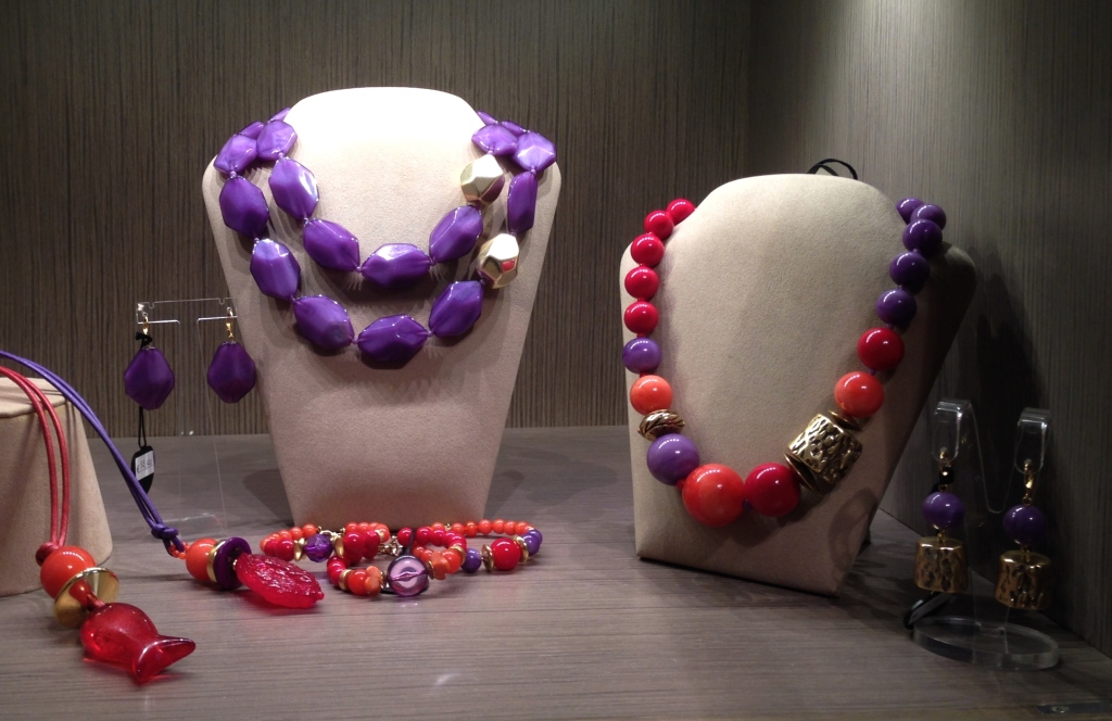 Una delle nostre vetrine "Hot Colours", sulla destra il "Girocollo con elemento laterale oro".