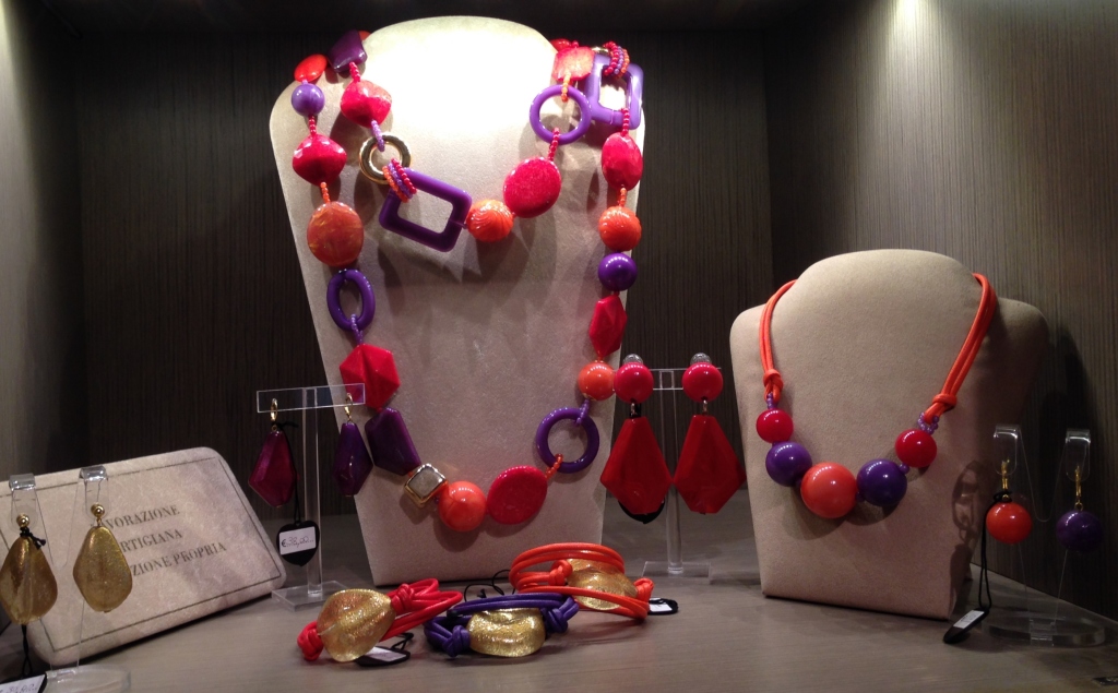 Una delle nostre vetrine "Hot Colours" con divertenti e coloratissimi bijoux nella nuance:  60) Arancione/Rosso/Viola