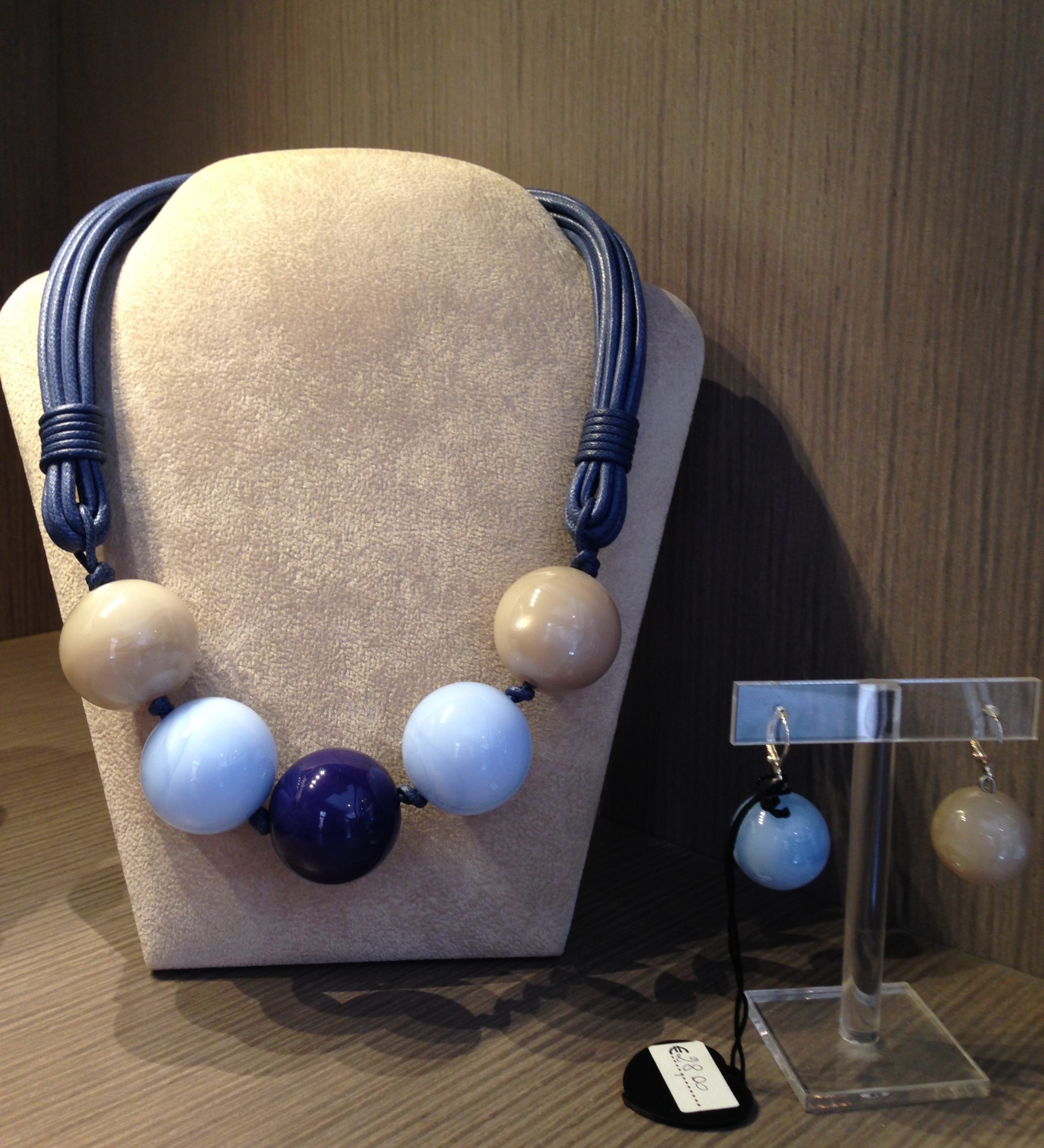 Collana con 5 maxi boulle in plexiglas 71/44) Beige/Azzurro polvere/Jeans