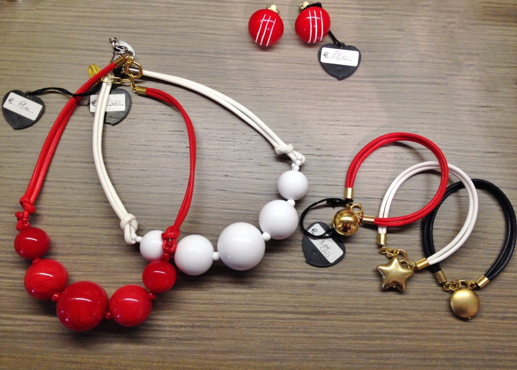 "Girocollo 5 sfere" 11) Rosso e 02) Bianco Da abbinare "Charms Bracelets plexi metallizzato" e Orecchini a bottone.