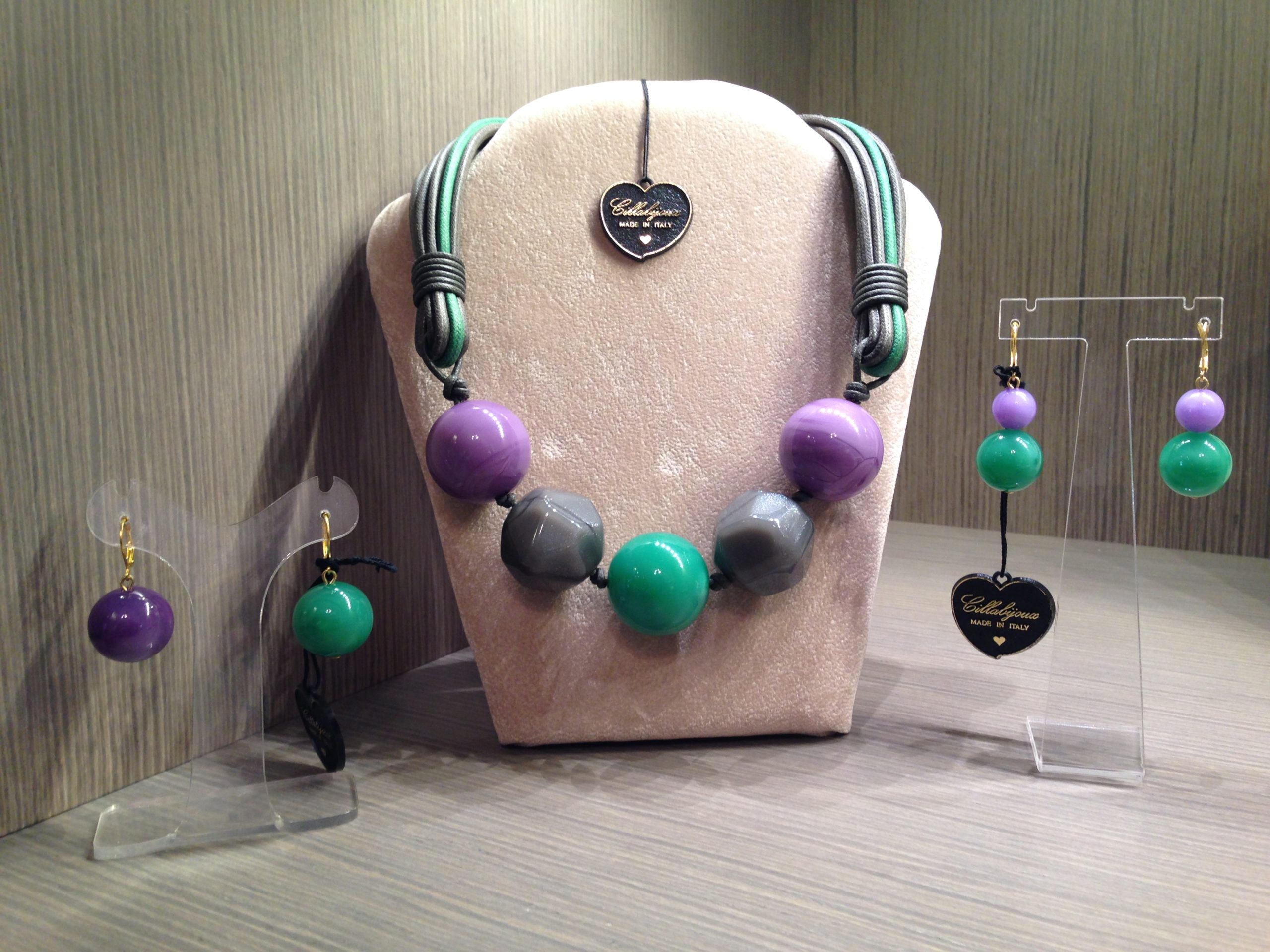 Collana con 5 maxi boulle in plexiglas 101) Grigio/Verde marino/Viola