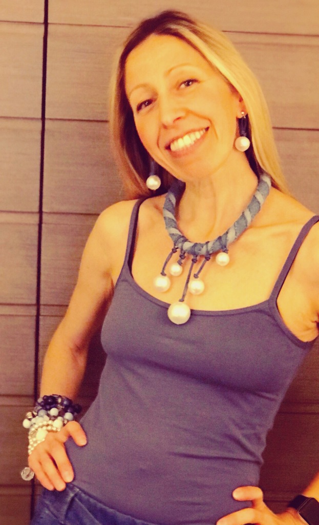 Raffy indossa un "Bracciale spirale alto con perle" ed un "Bracciale spirale alto" 44) Jeans Abbinata una originale collana in denim con charms perla ed "Orecchini boulle perla e filato"