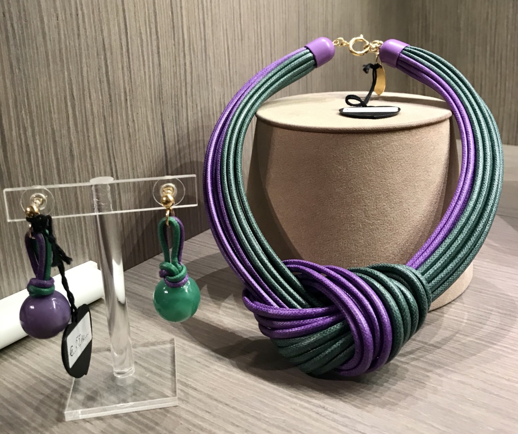 "Collier nodo" ed "Orecchini pallina e filato" nella nuance 59) Verde/Viola