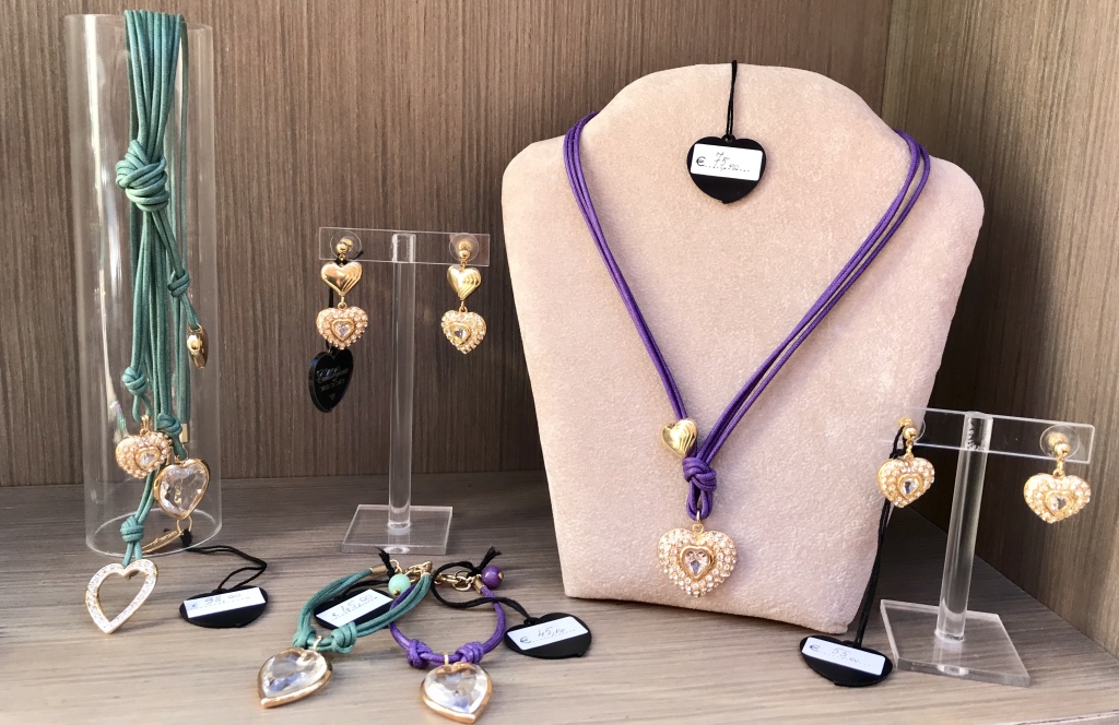 Una delle nostre vetrine con deliziose creazioni della Collezione "Cuoricini"