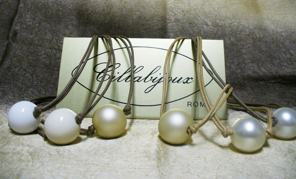 Girocolli maxi sfera e maxi perla, nelle raffinate nuance dal bianco al beige.