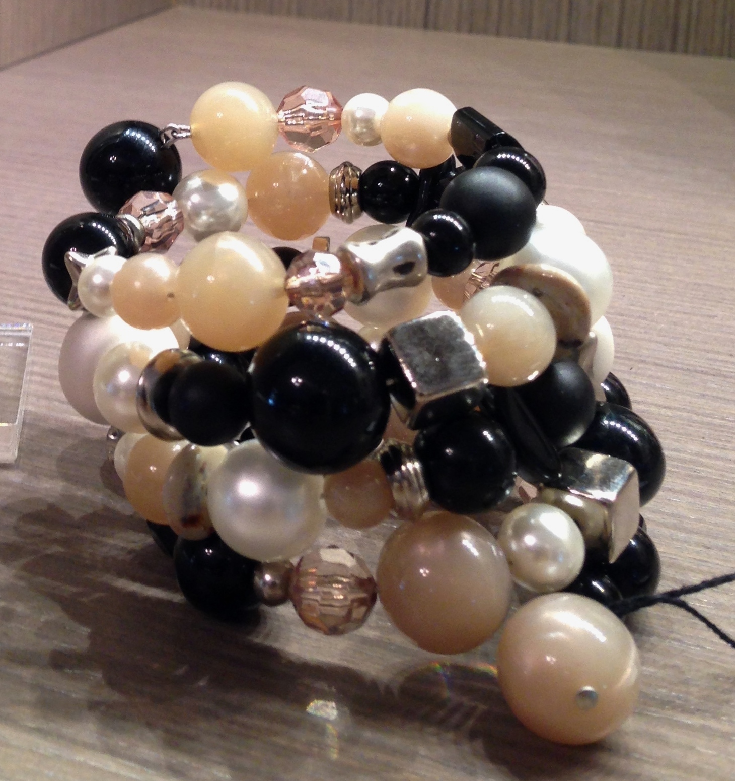 Bracciale spirale alto 57/P) Beige/Nero/Perla