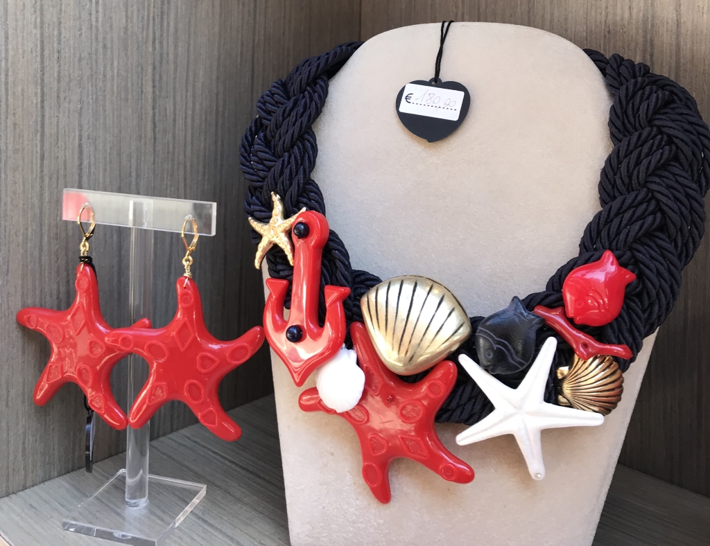 "Orecchini stella marina rossa" abbinati ad un collier della collezione "Navy Chic"